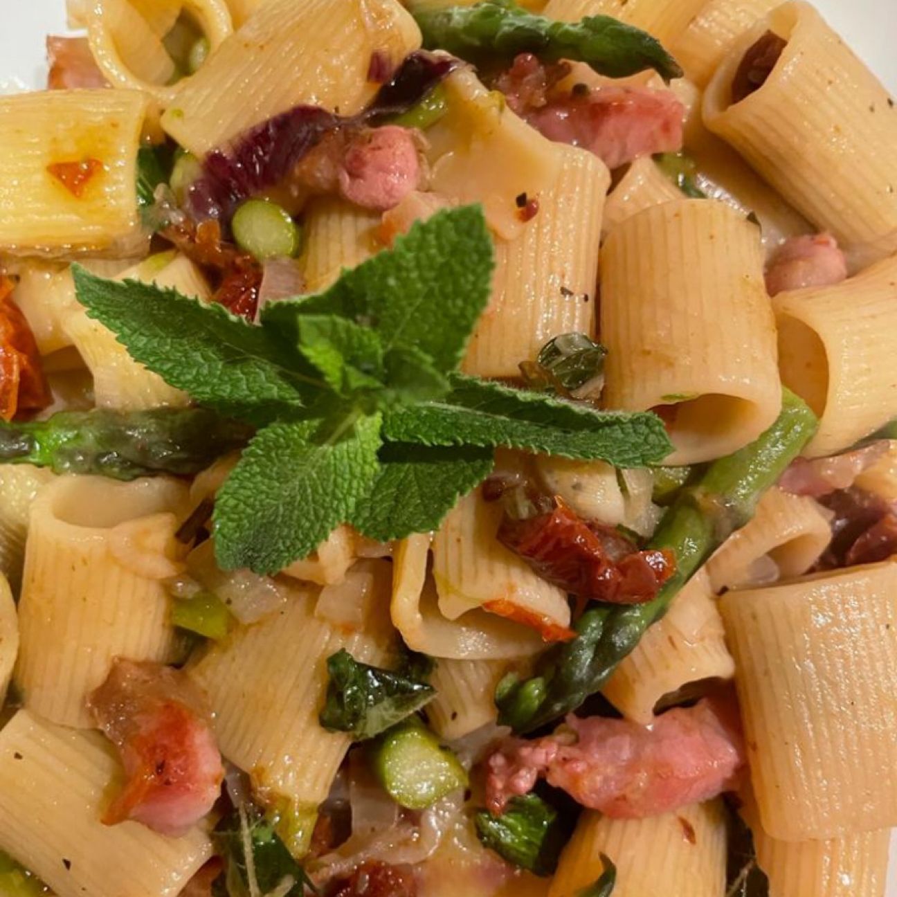 Mezze maniche con pomodori secchi, asparagi e guanciale