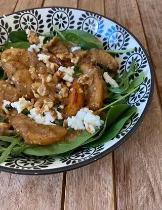 Ricetta INSALATA DI SPINACINO E RUCOLA, CON FETA, PERE E NOCI di mammachefame