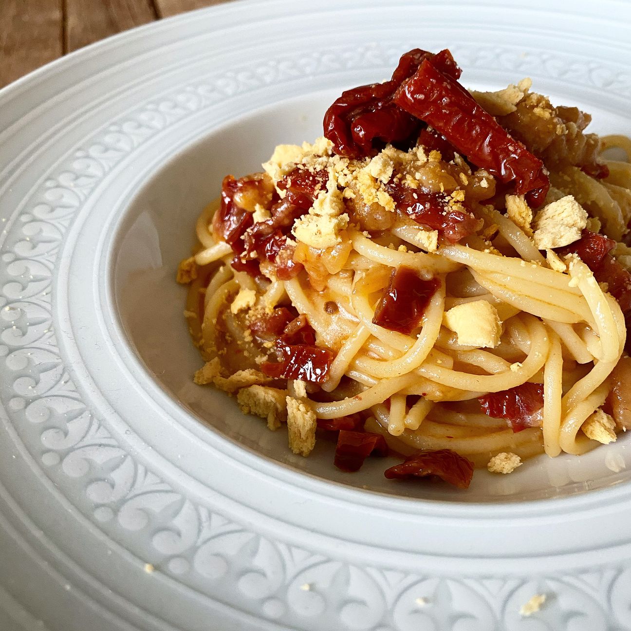 SPAGHETTI AGLIO OLIO E PEPERONCINO, CON POMODORINI SECCHI E TARALLI