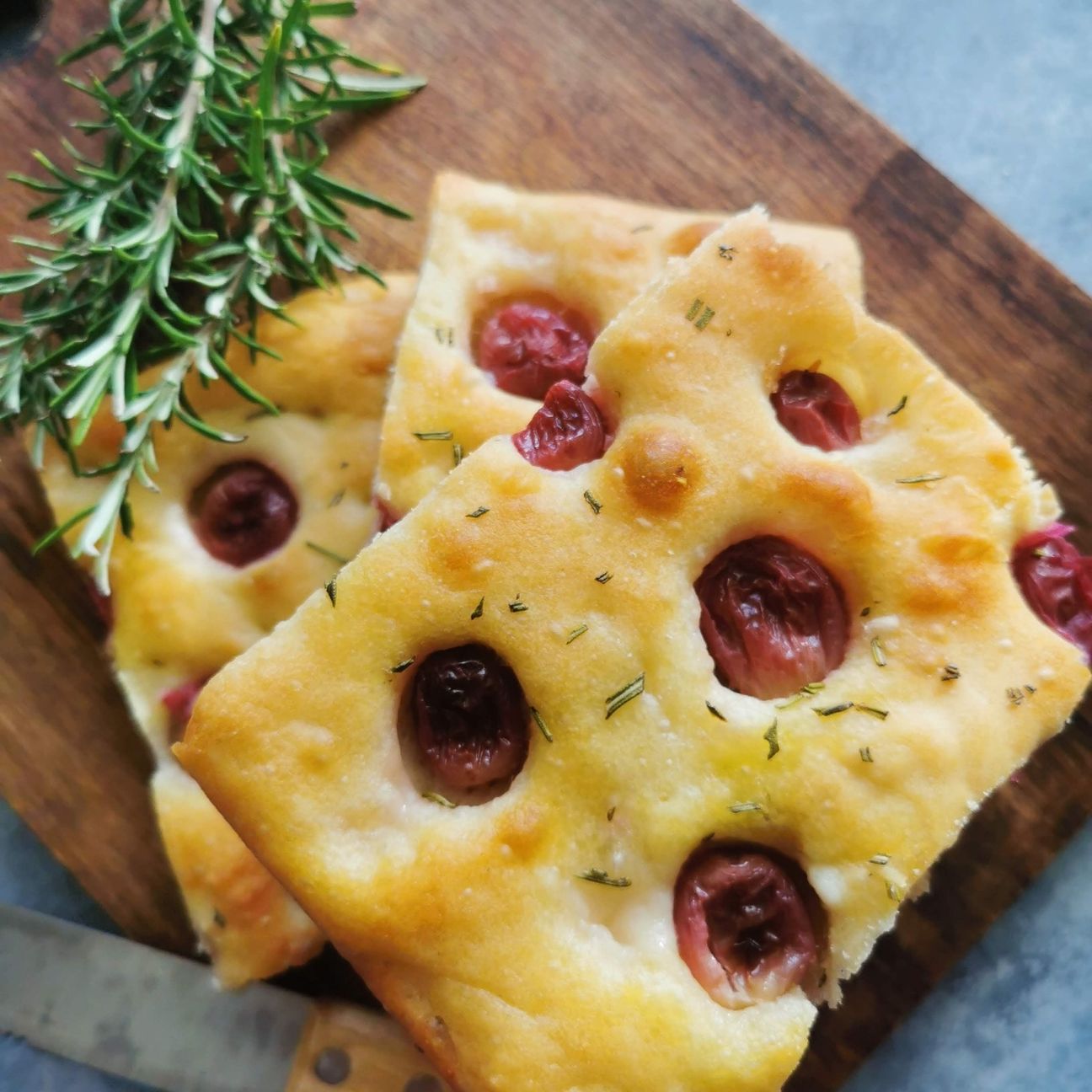 Focaccia rapida con uva e rosmarino