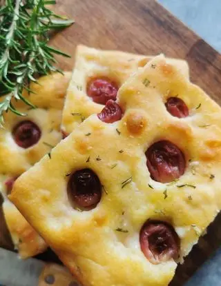 Ricetta Focaccia rapida con uva e rosmarino di birraecaffelatte