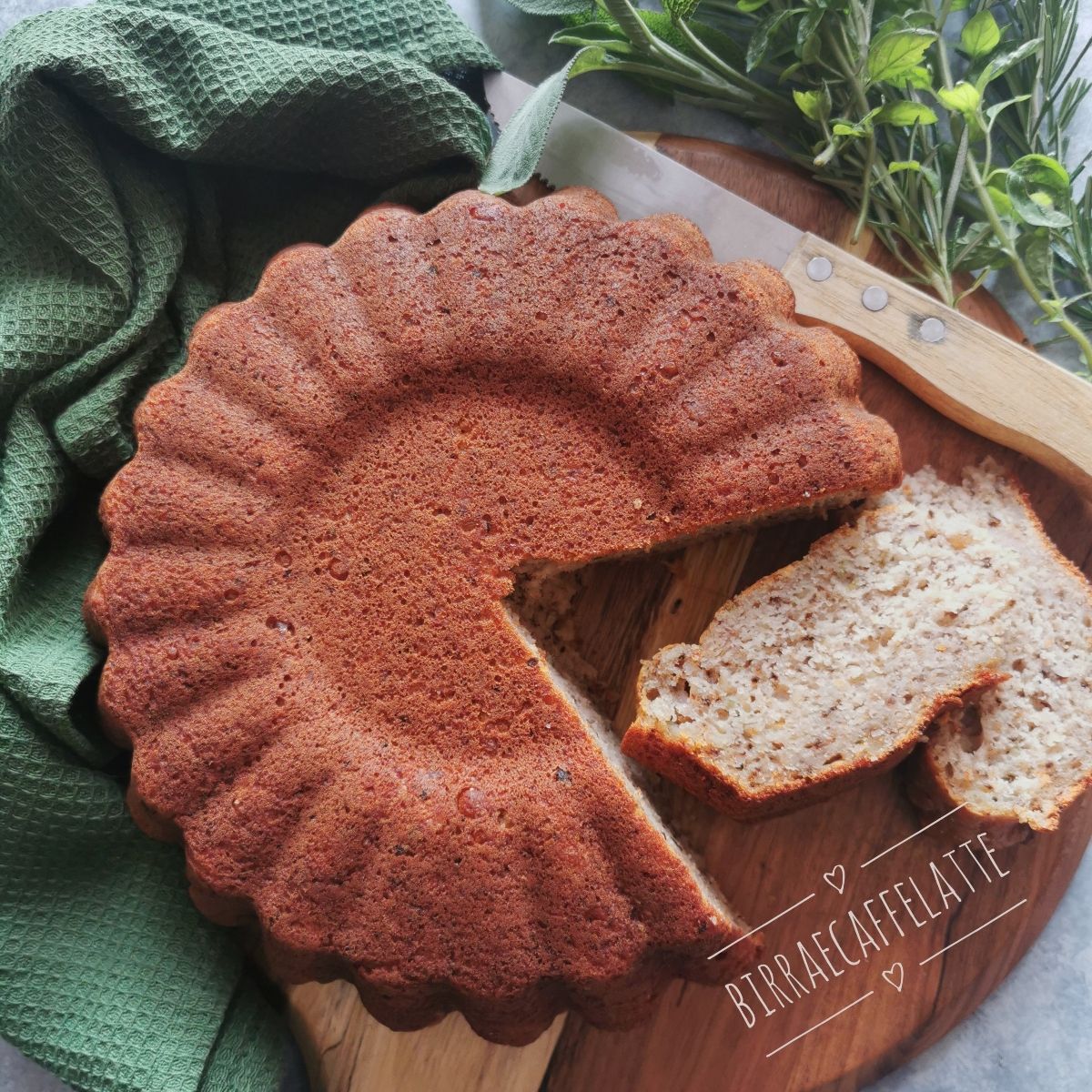 Torta salata con insaccati, formaggi, noci ed erbe aromatiche