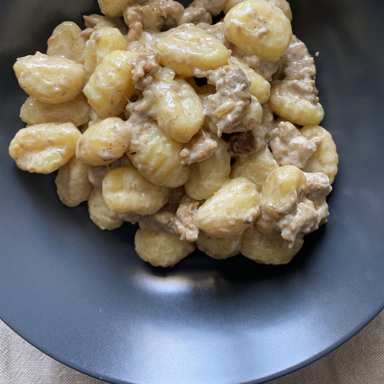 Gnocchi di patate con funghi e salsiccia