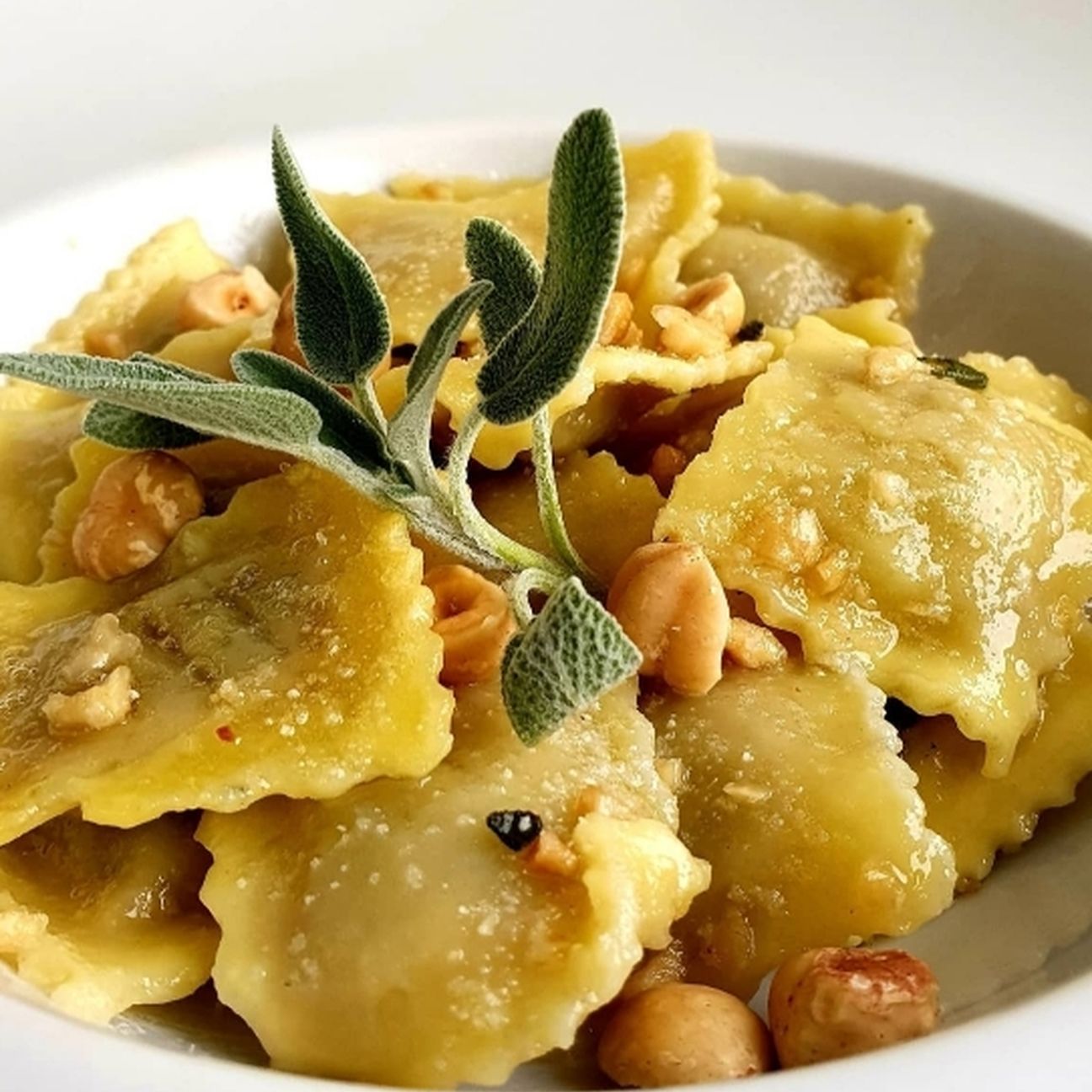 Il Barot: Agnolotti burro e salvia con nocciole igp tritate e tartufo bianco grattugiato