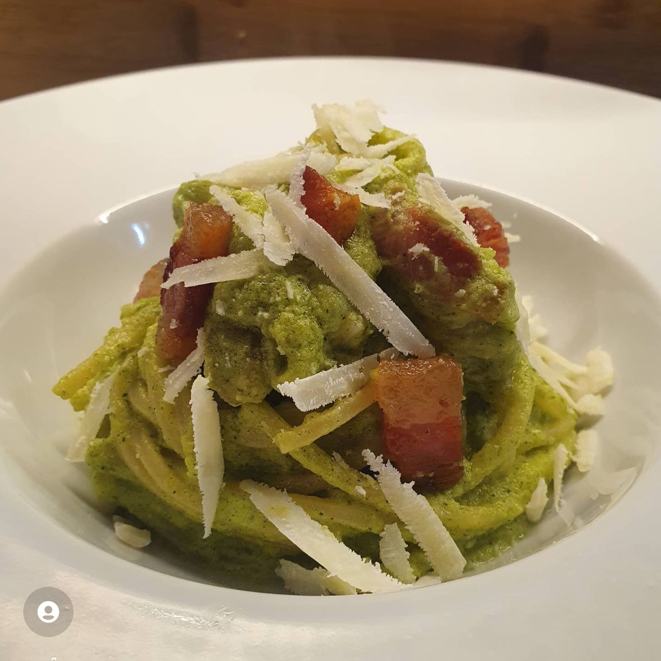 Chitarrine con pesto di zucchine aromatizzato alla menta, pecorino sardo e guanciale croccante