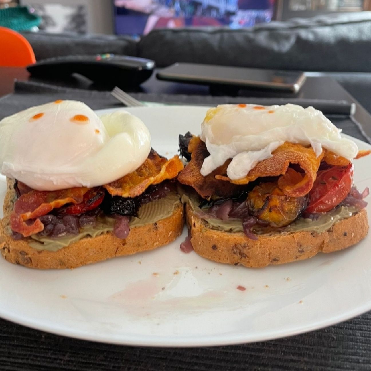 Super toast con pomodorini, bacon e uova in camicia