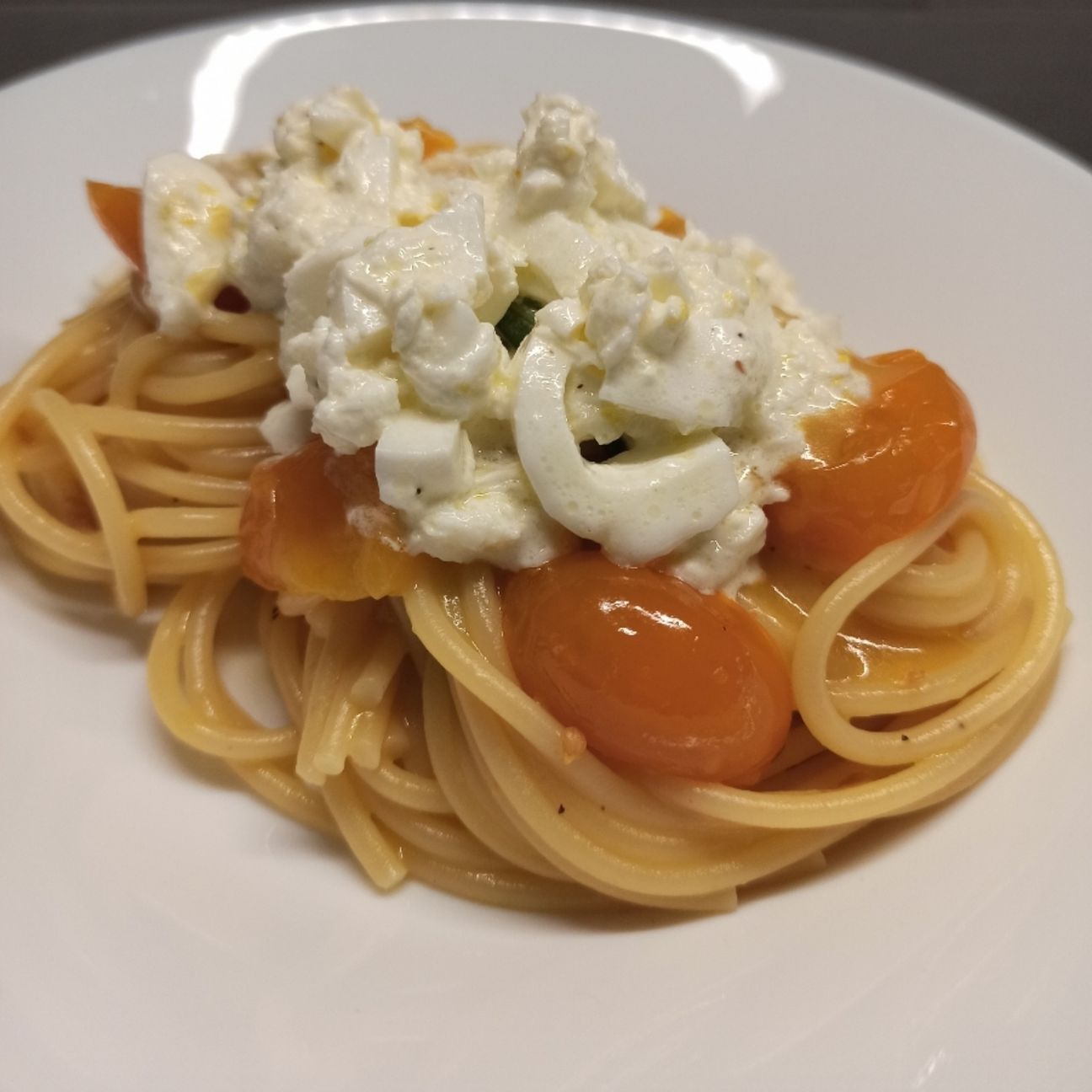 Spaghetti risottati con datterini gialli e burrata