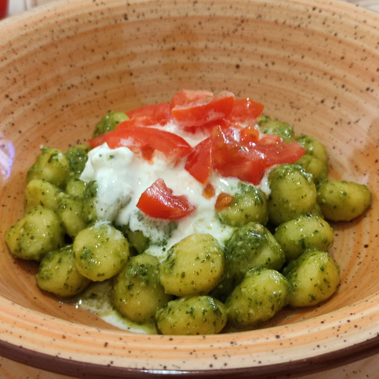 Gnocchetti di patate al pesto di basilico con stracciatella pugliese e pomodorini