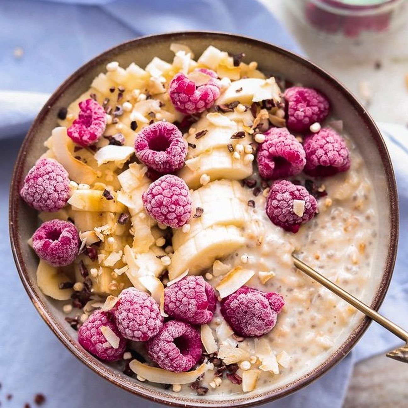 Porridge banana, lamponi, cocco e semi di chia