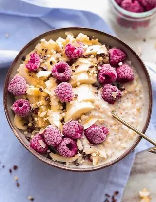 Ricetta Porridge banana, lamponi, cocco e semi di chia di Magno