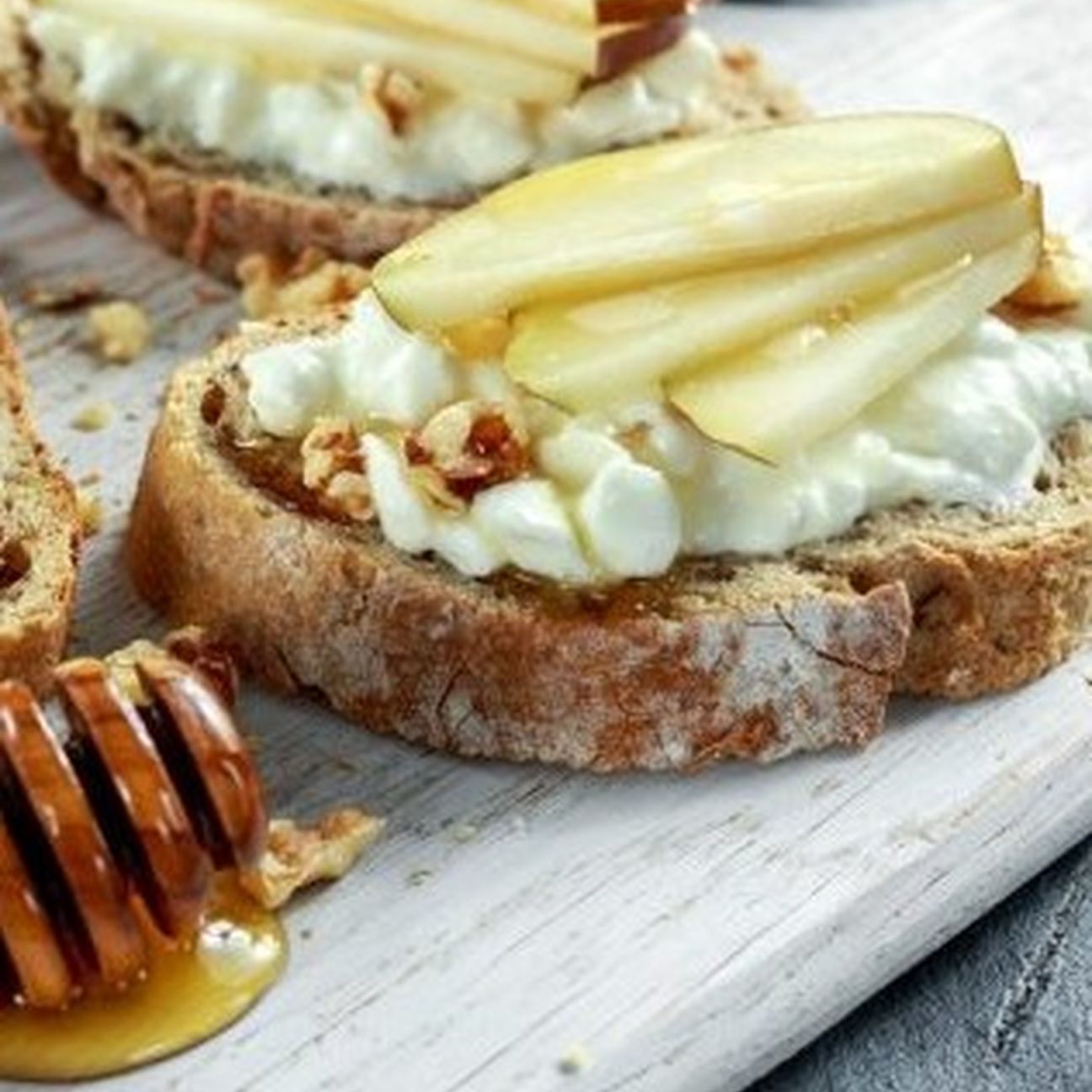 Pane di segale con ricotta, cannella, noci e pere