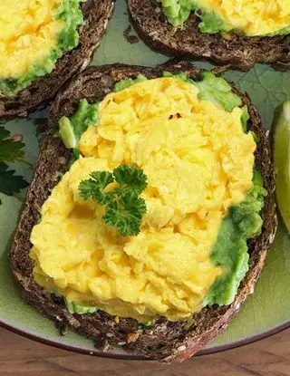 Ricetta Avocado toast con uova strapazzate di Magno