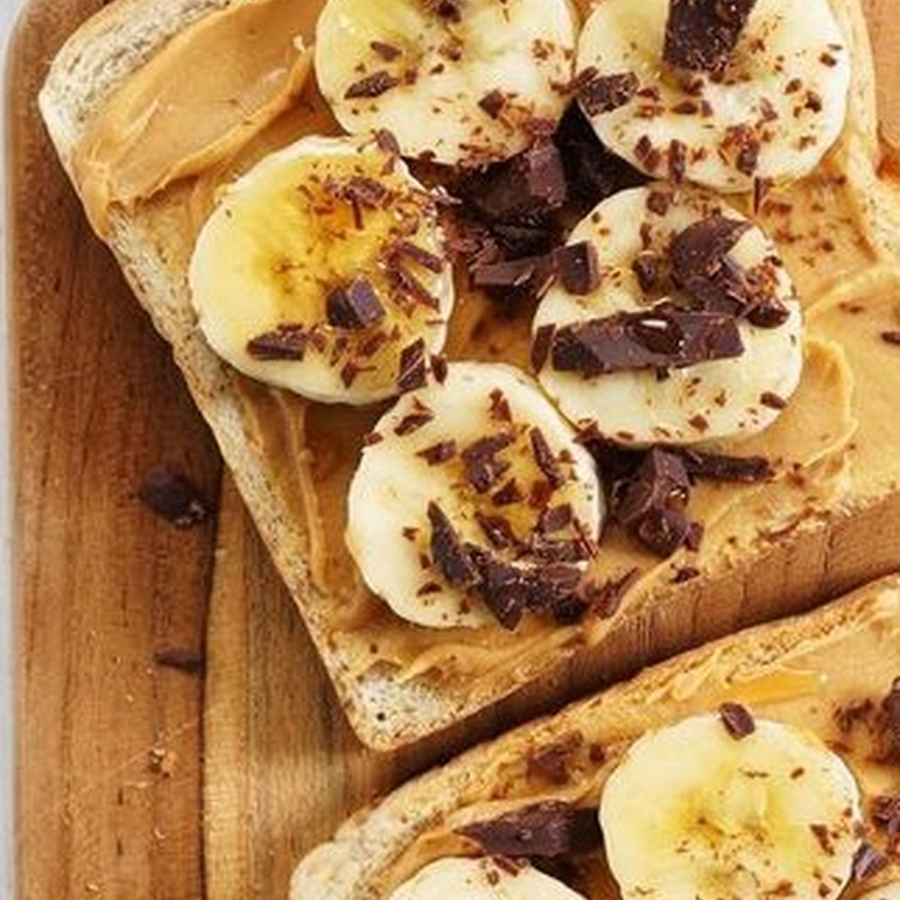 Pane tostato con burro d’arachidi, banana e scaglie di cioccolato