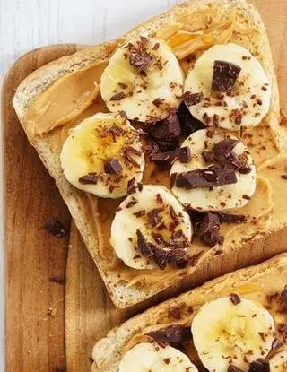Ricetta Pane tostato con burro d’arachidi, banana e scaglie di cioccolato di Magno