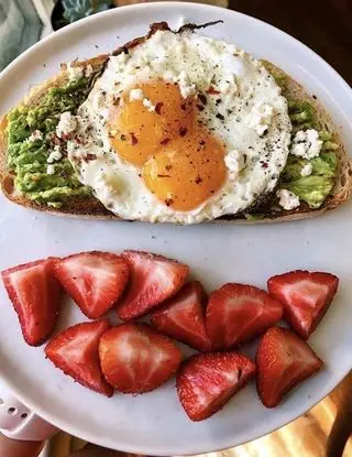 Ricetta Avocado toast, uova e frutta di Magno