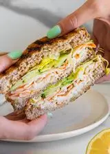 Ricetta Sandwich con Surimi, lattuga e salsina allo yogurt