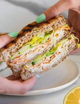 Ricetta Sandwich con Surimi, lattuga e salsina allo yogurt di Magno