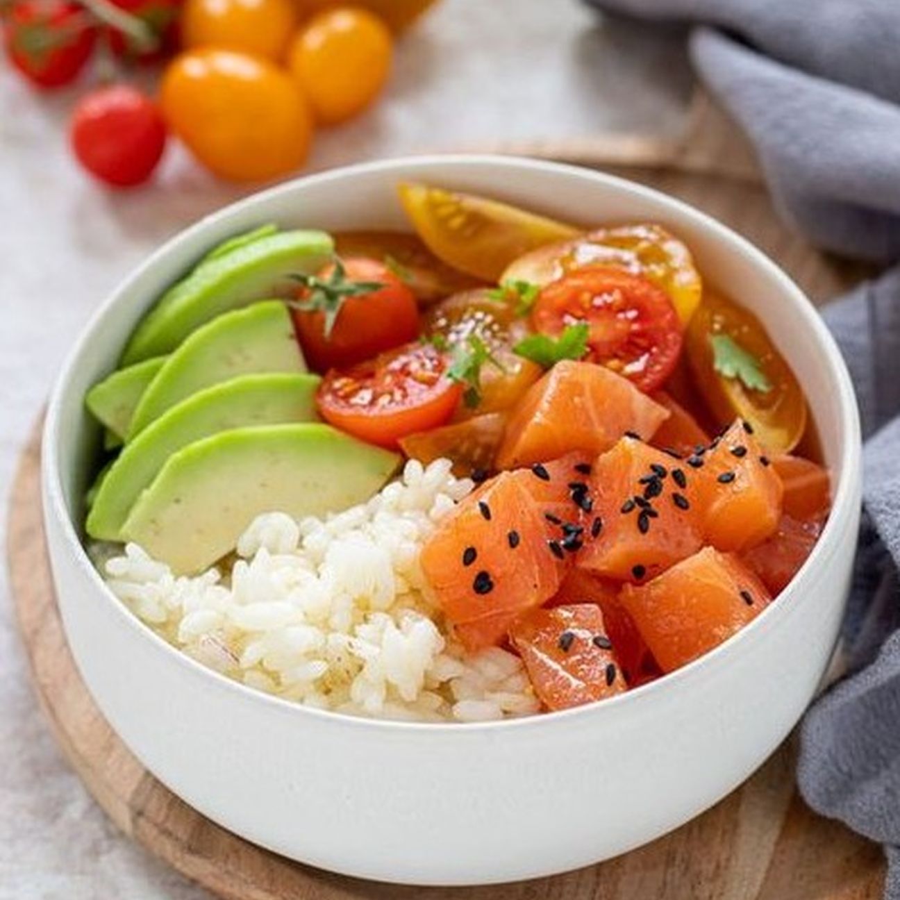 Pokè di salmone, avocado e pomodorini