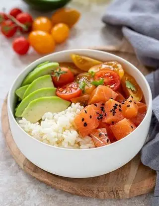 Ricetta Pokè di salmone, avocado e pomodorini di Magno