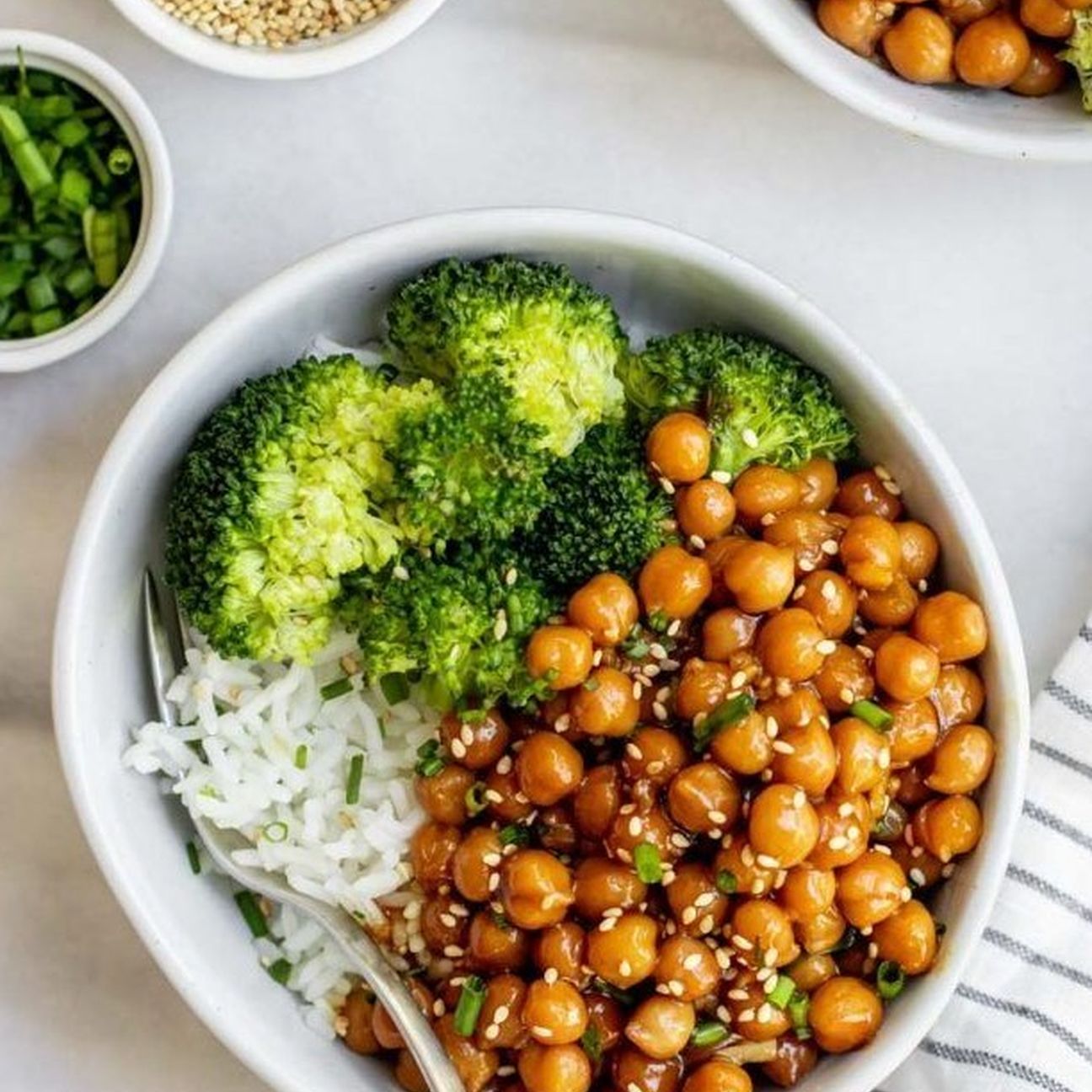 Insalata di riso, broccoli e ceci