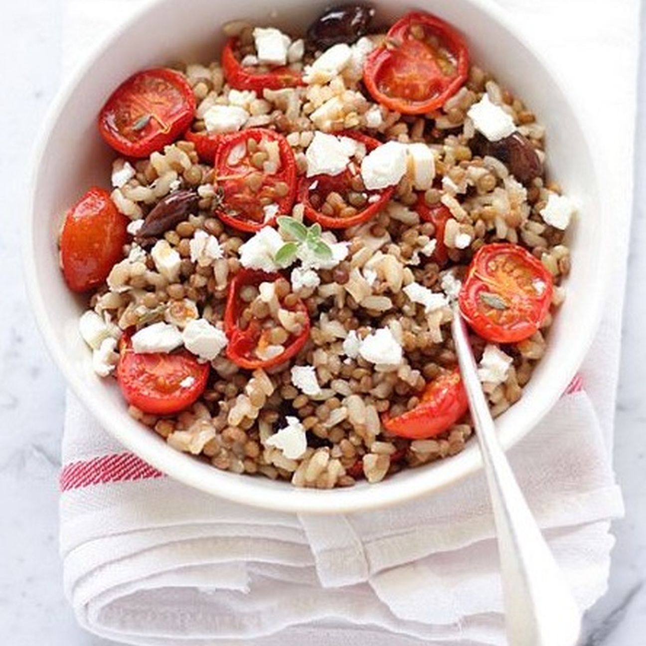 Insalata di lenticchie, riso e pomodori arrosto
