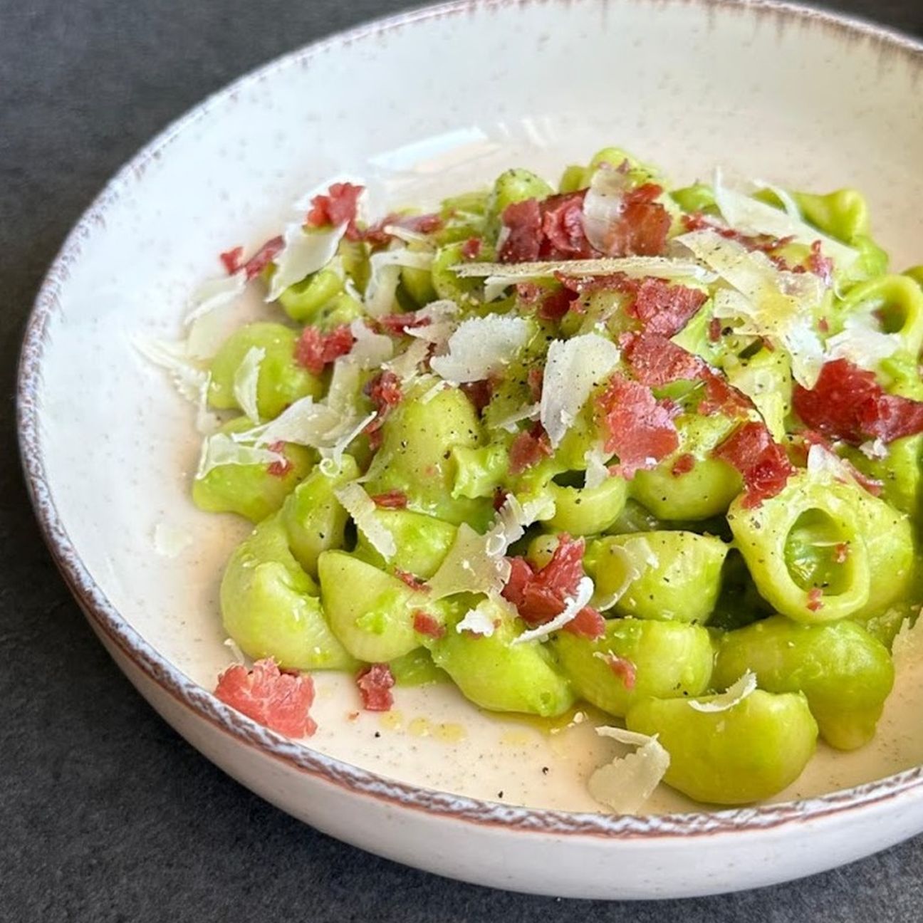 Pasta con crema di piselli, bresaola e grana