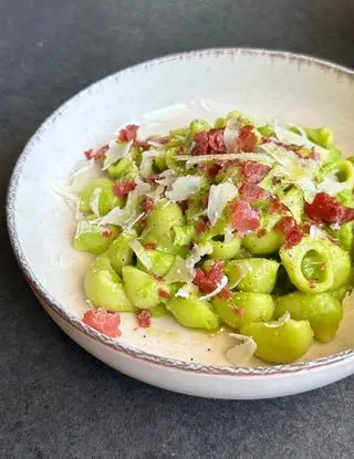 Ricetta Pasta con crema di piselli, bresaola e grana di Magno