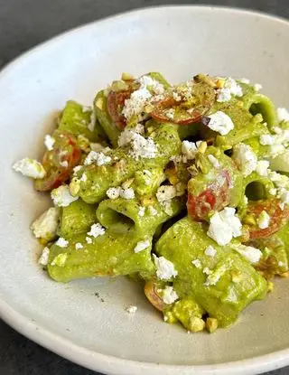 Ricetta Pasta fredda con pesto di rucola, con datterino e feta. di Magno