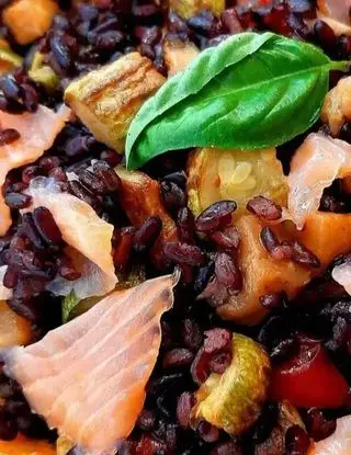 Ricetta Riso venere con verdure e salmone di Magno