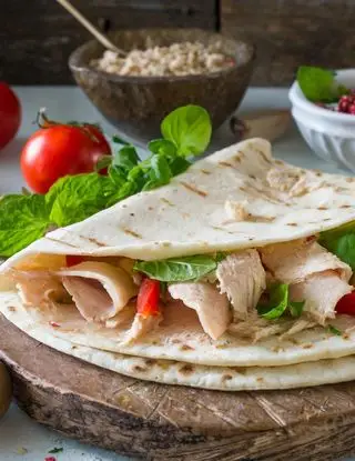 Ricetta Piadina con fesa di tacchino pomodori e soncino di Magno