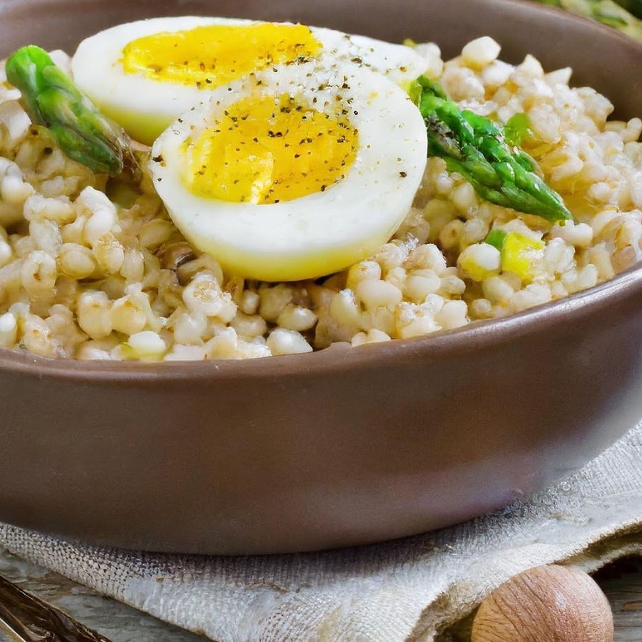 Orzo perlato con asparagi e uova soda