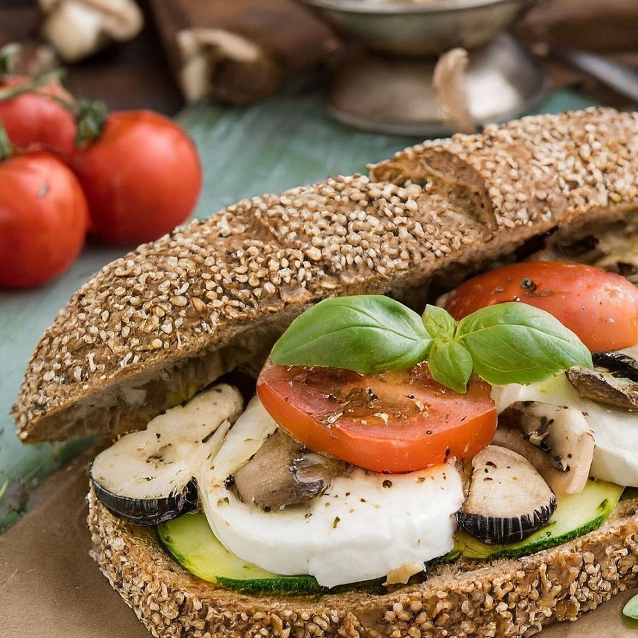 Panino fresco con pomodoro funghi e zucchine