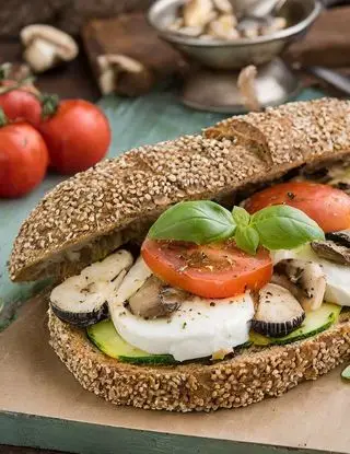 Ricetta Panino fresco con pomodoro funghi e zucchine di Magno