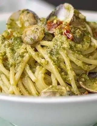 Ricetta Spaghetti con vongole e pesto di sedano di Magno