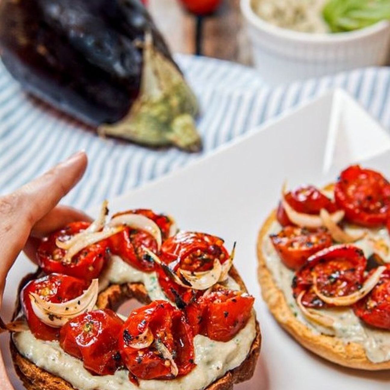 Frisella con crema di melanzane e pomodori arrosto