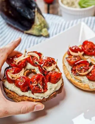 Ricetta Frisella con crema di melanzane e pomodori arrosto di Magno