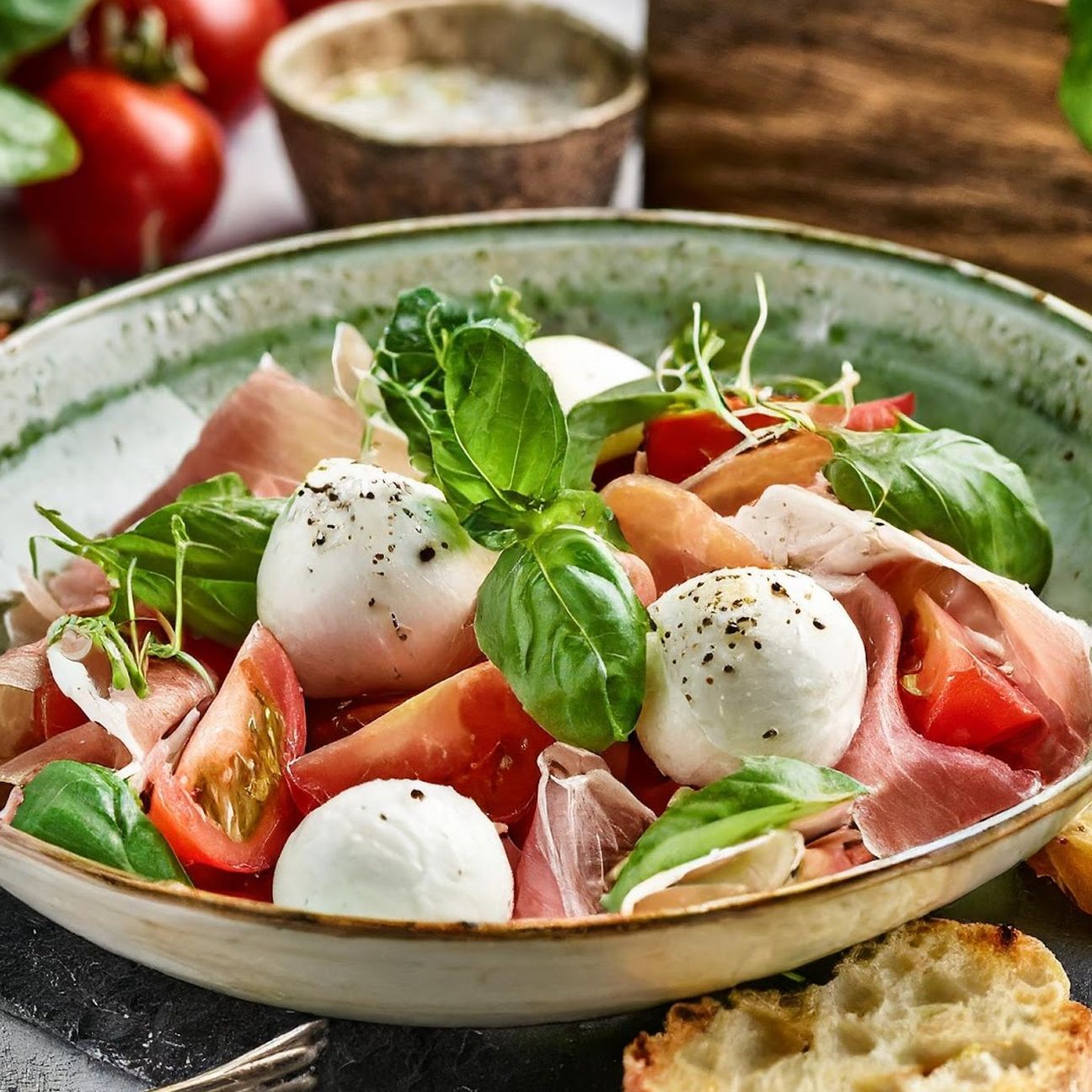 Insalata caprese con mozzarella, pomodori e prosciutto crudo