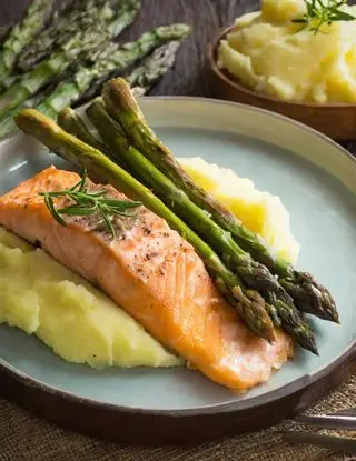 Ricetta Salmone, purè e asparagi di Magno