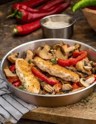 Ricetta Straccetti di pollo con funghi e peperoni di Magno