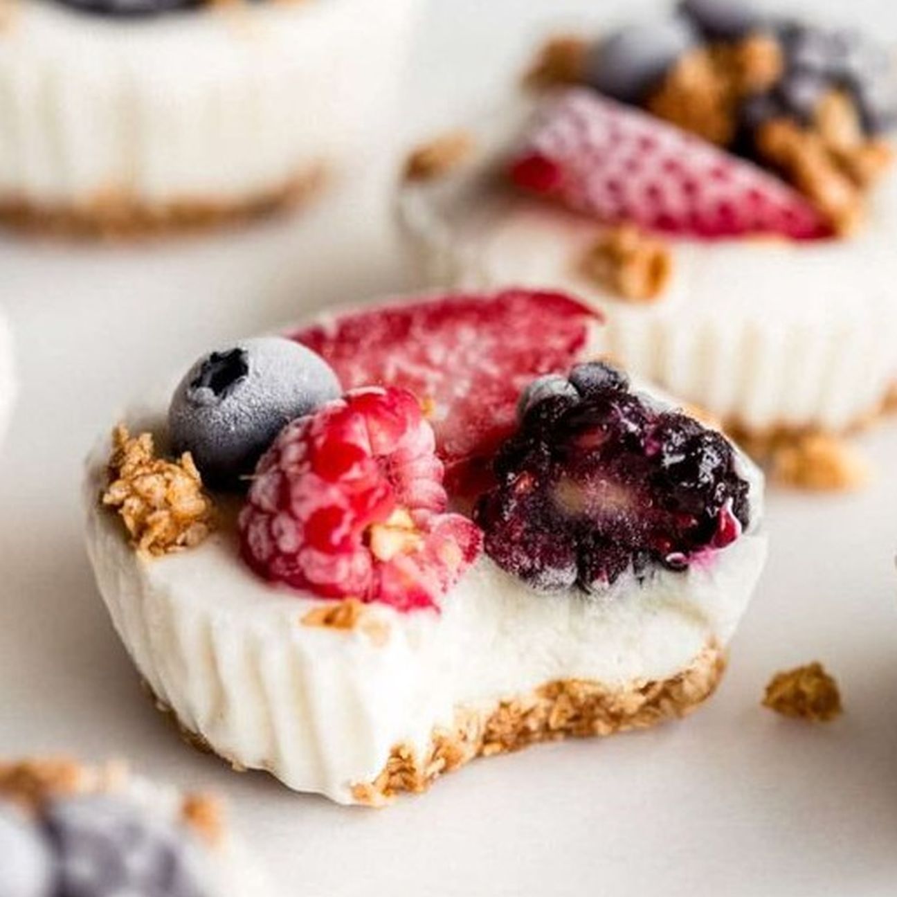 Frozen yogurt granola cups