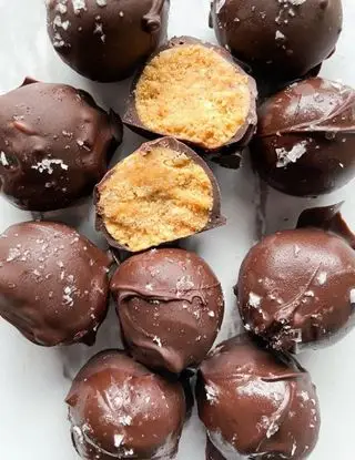 Ricetta Palline di gallette di riso, burro d’arachidi e cioccolato di Magno