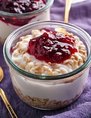 Ricetta Overnight porridge allo yogurt, avena e marmellata di Magno