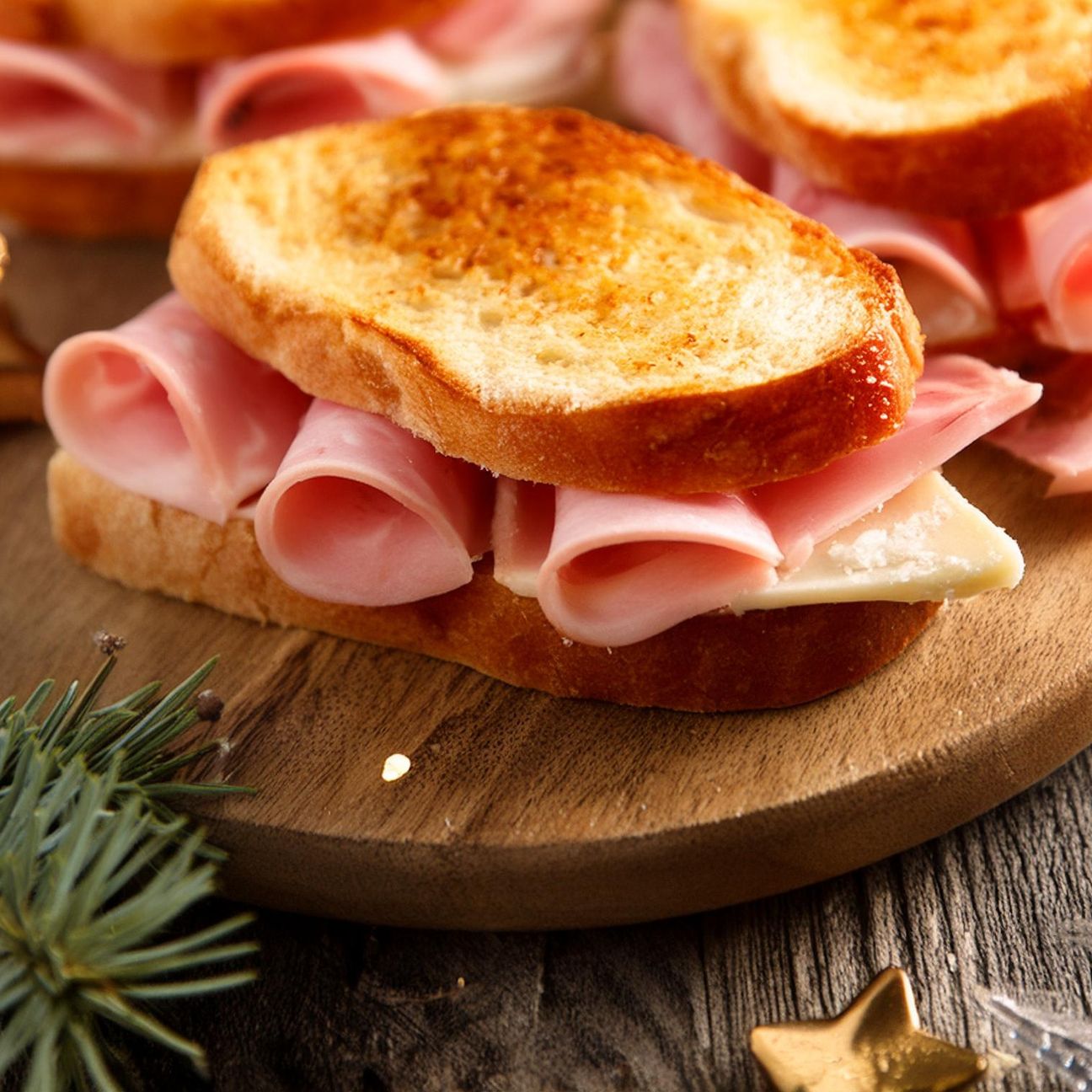 Toast con prosciutto e formaggio