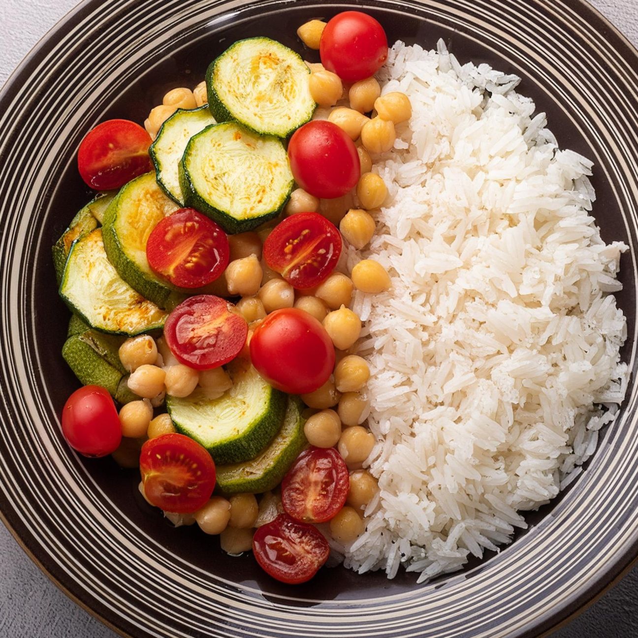 Riso basmati con ceci, zucchine e pomodorini