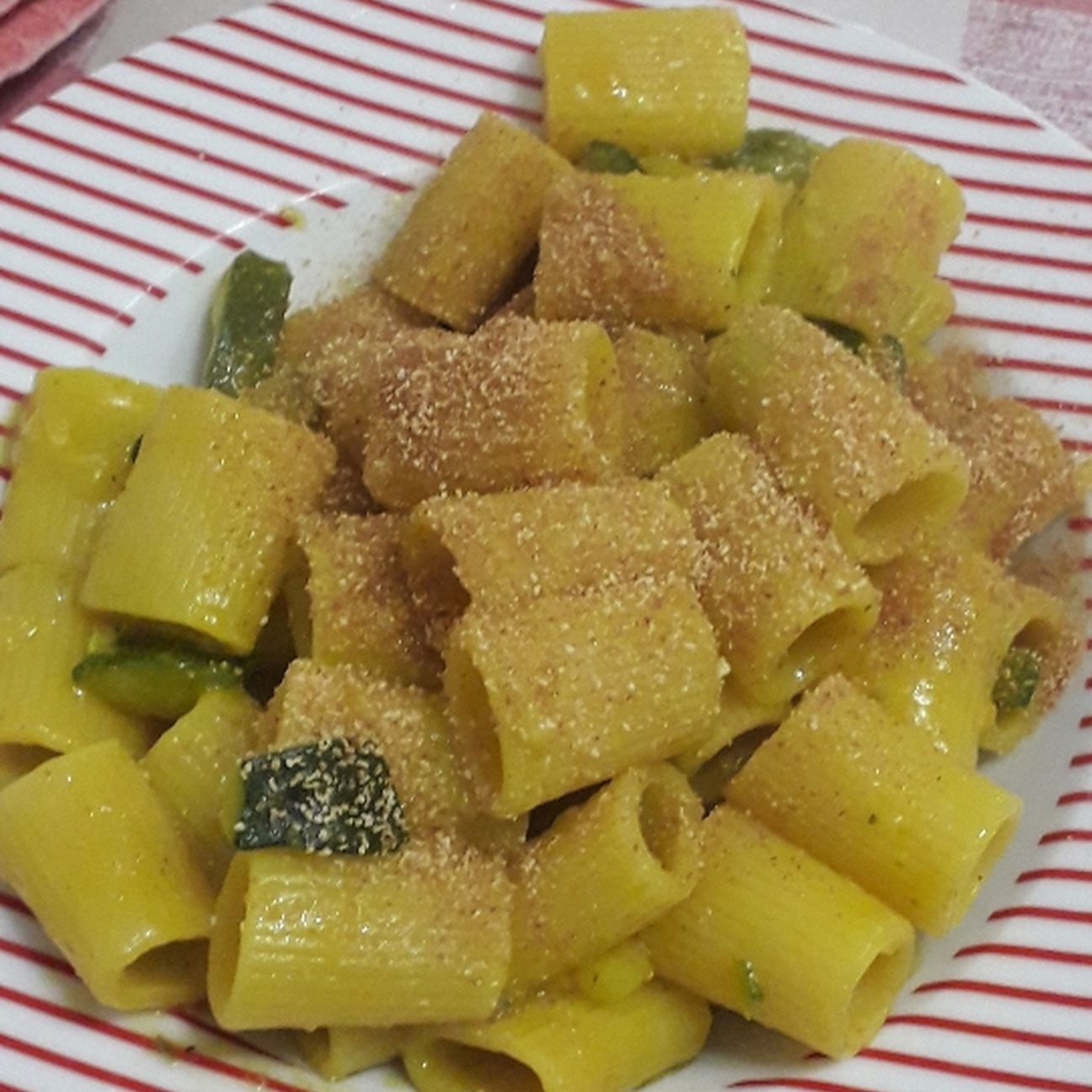 Pasta zafferano zucchine e pangrattato