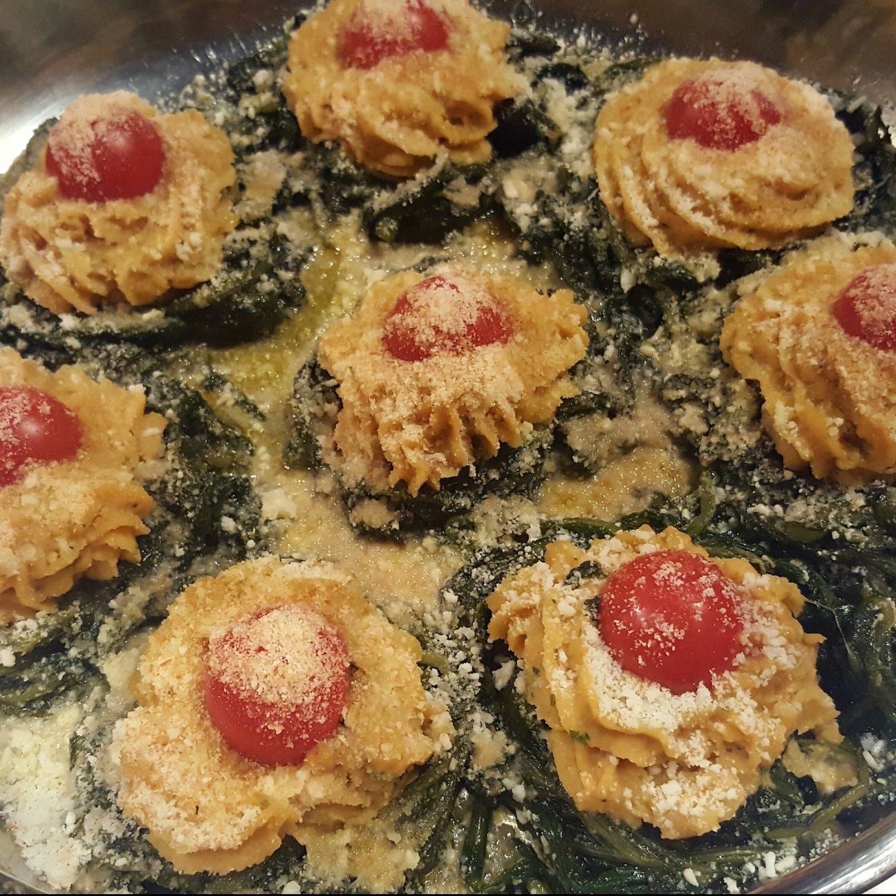 Nidi di cicoria gratinati con purè di ceci e pomodorini