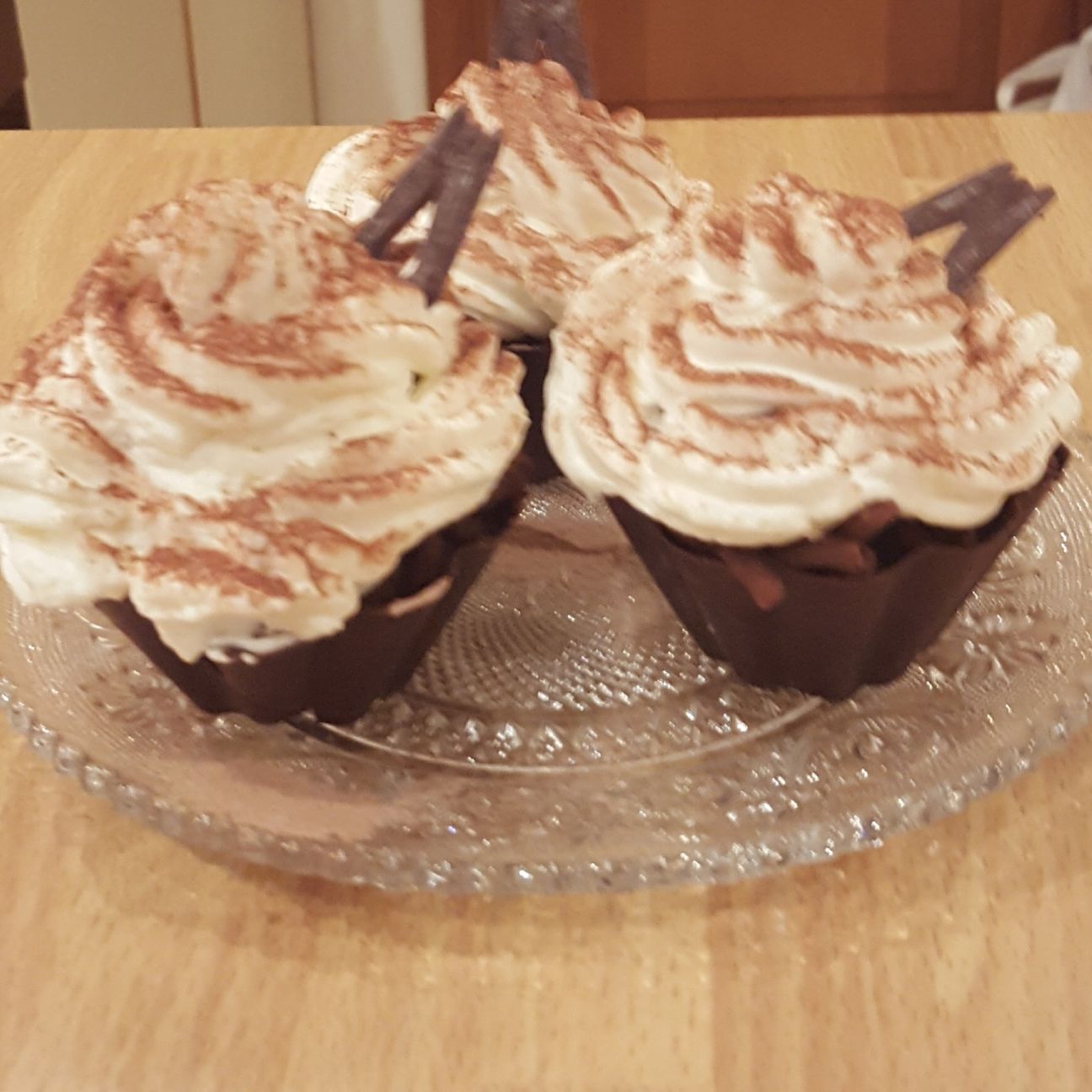 Coppette di cioccolato fondente con crema di marroni al rum e arancia e panna montata