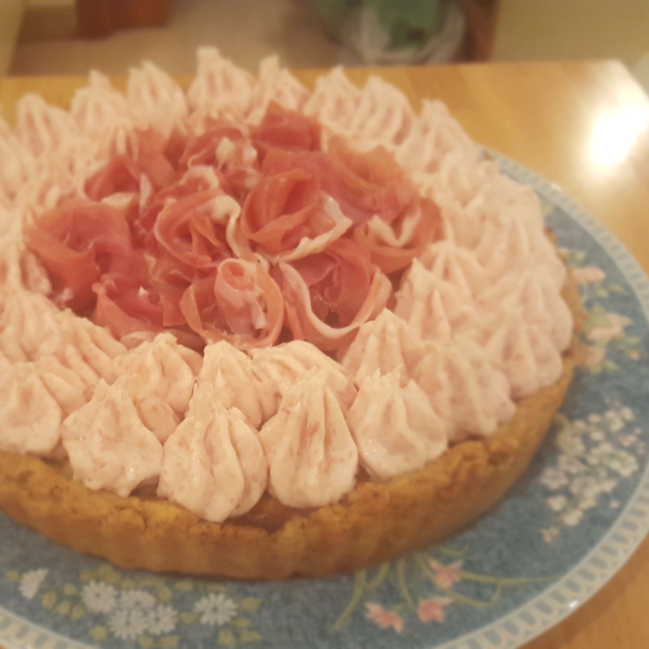 Crostata rustica integrale con frangipane ai pistacchi e parmigiano e mousse di San Daniele.