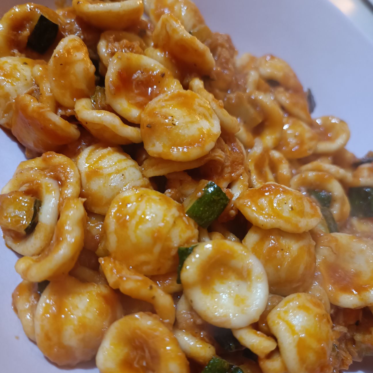 Orecchiette con zucchine tonno e passata di pomodoro