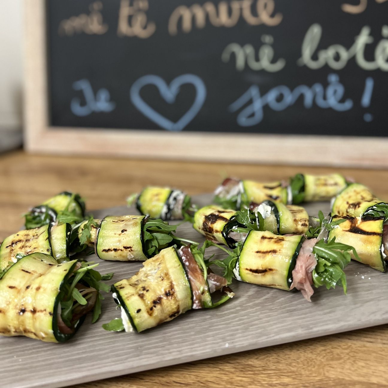 Rottolo di zucchine con speck,Philadelphia e rucola.